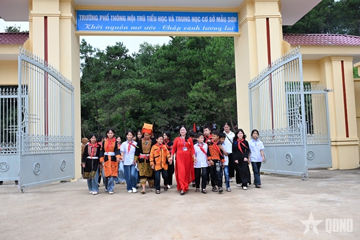 Những ngôi trường thắm tình quân dân
